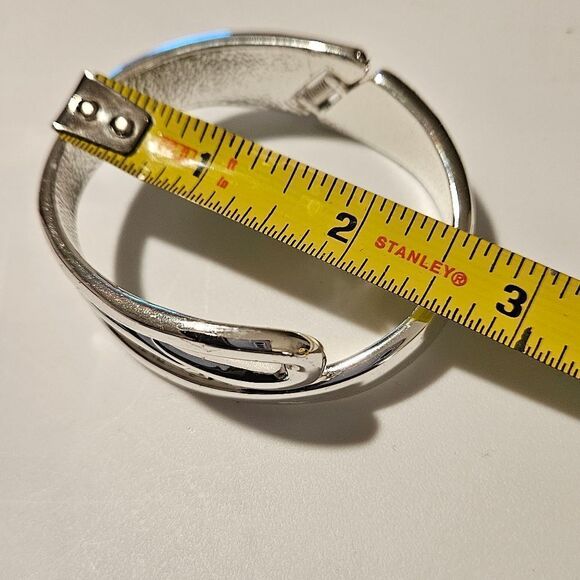 New without tag Silvertone Hisge Open Bracelet - Picture 4 of 6